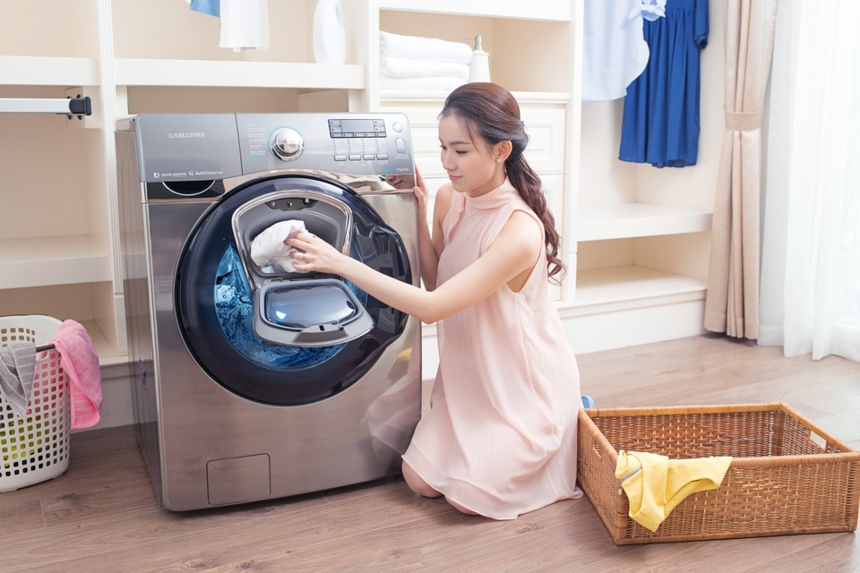 Thế hệ máy giặt mới “không còn gì để phàn nàn” - 1 Chẳng may quên chiếc áo dạ hội hoặc quên bỏ vào máy chiếc sơ mi của ông xã? Với Samsung AddWash, tha hồ bỏ thêm đồ bất cứ lúc nào.