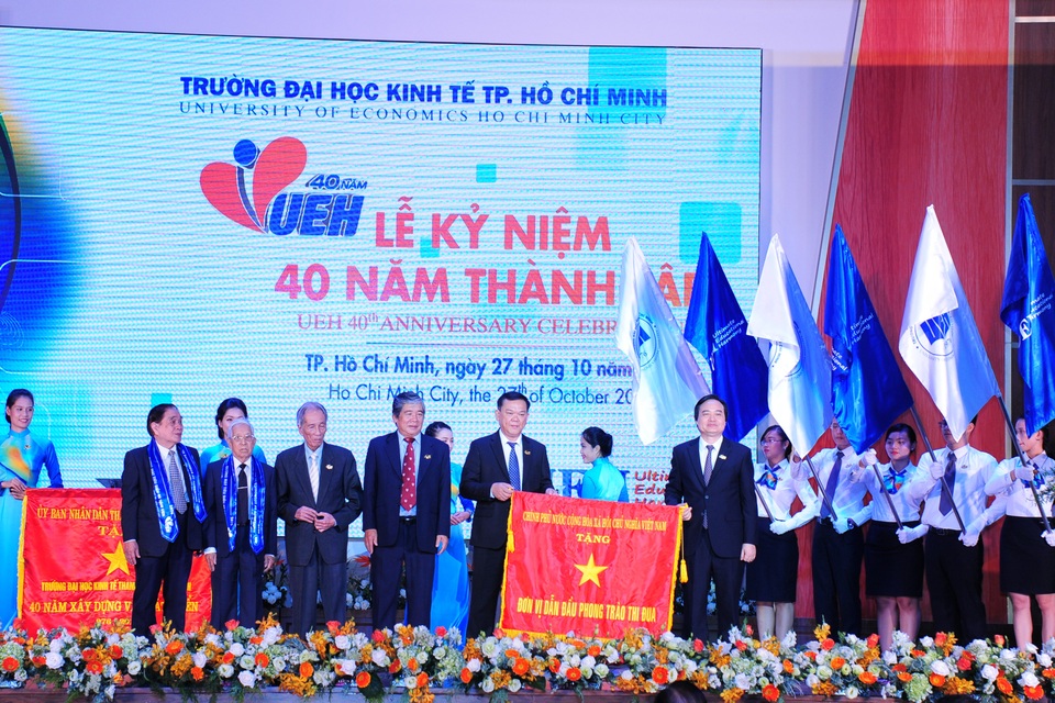 Bộ trưởng Bộ GD-ĐT trao cờ của Chính phủ trao tặng cho trường ĐH Kinh tế TPHCM
