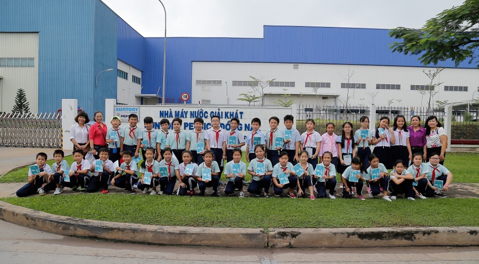 Hơn 700 em học sinh 2 miền Bắc Nam được tham quan thực tế nhà máy Suntory PepsiCo Việt Nam