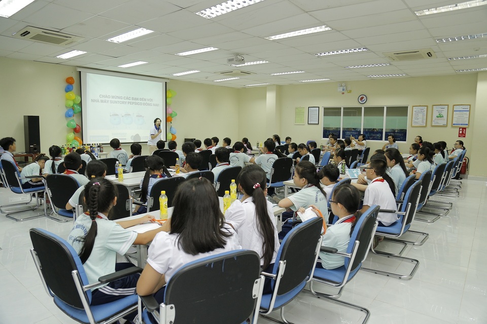 Sau hơn 3 tiếng đồng hồ làm thí nghiệm, thực hành và tham quan nhà máy, các em vẫn tích cực tham gia lớp học về vai trò của nước sạch đối với cuộc sống con người