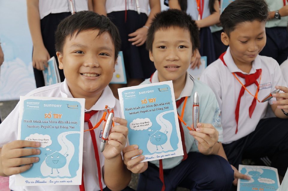 Sự hào hứng chưa khi nào tắt trên khuôn mặt các em khi được được khám phá hành trình của giọt nước Mizu