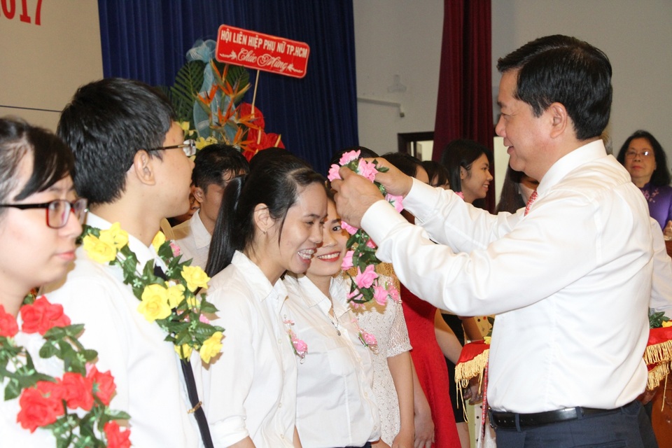 Bí thư Thành Uỷ TPHCM Đinh La Thăng chúc mừng các sinh viên tốt nghiệp loại giỏi từng được Quỹ Học bổng Khuyến tài hỗ trợ