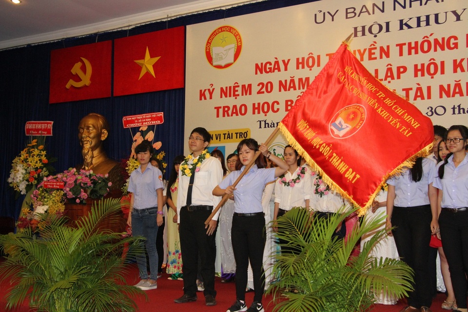 Trao cờ truyền thống của câu lạc bộ sinh viên nhận Học bổng Khuyến tài