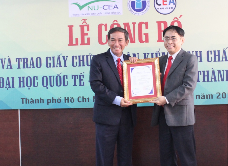 PGS.TS Hồ Thanh Phong (trái) -hiệu trưởng trường ĐH Quốc tế nhận chứng nhận kiểm định chất lượng giáo dục chuẩn của Bộ GD-ĐT