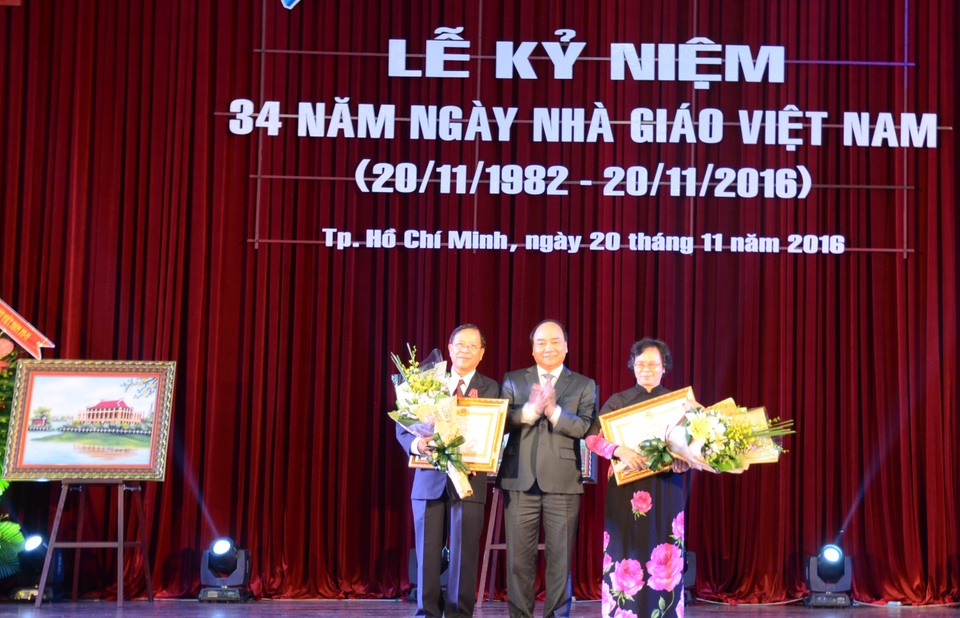 Thủ tướng trao Huân chương Lao động hạng Nhất cho hai cá nhân từng công tác tại ĐHQG TPHCM