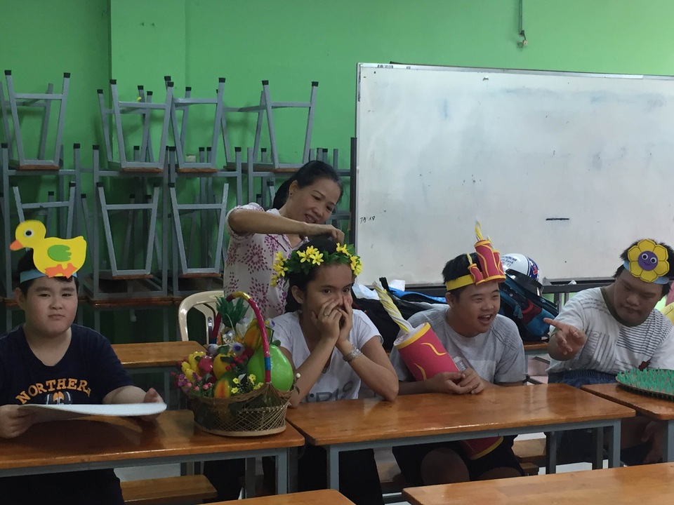 
Công việc của  các cô giáo ở ngôi trường Chuyên biệt Tương Lai không chỉ là dạy mà còn là chăm sóc, dỗ dành các học sinh đặc biệt.
