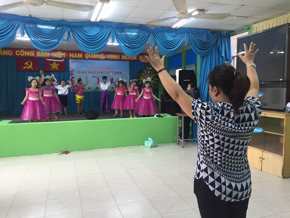 Cô trò chuẩn bị cho lễ chào mừng ngày Nhà giáo trong đó tiết mục thời gian tập luyện nhanh nhất là 1 tháng