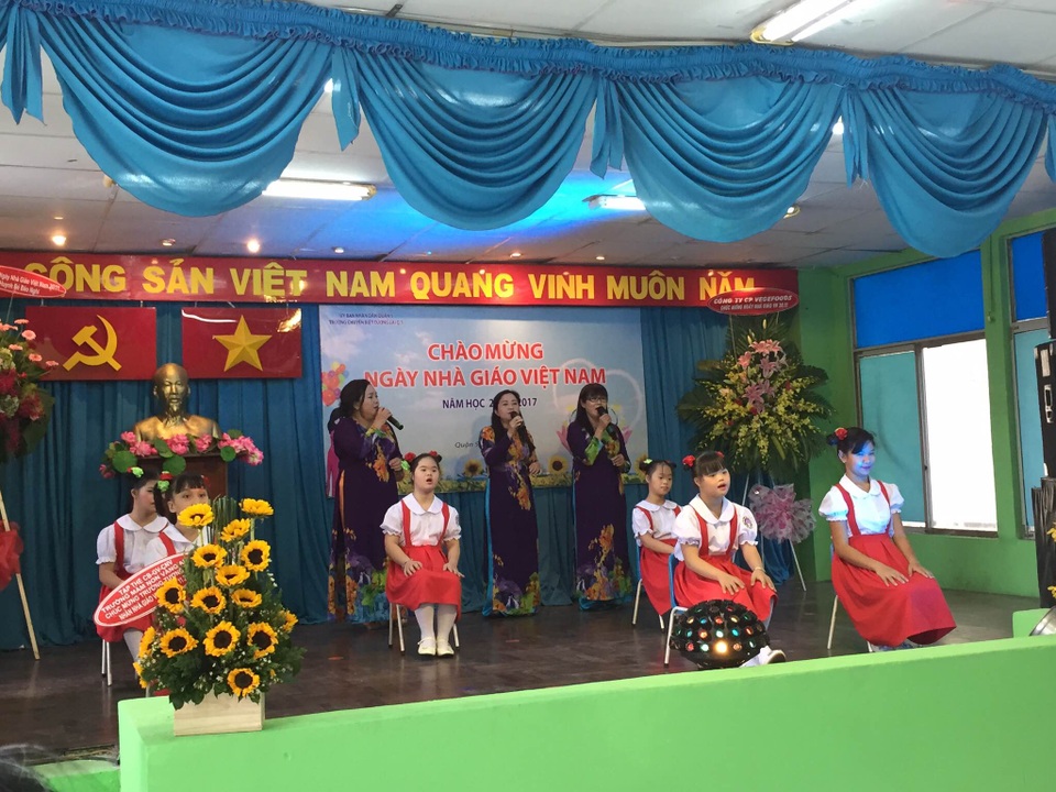 Cùng các em học sinh thể hiện màn biểu diễn “cây nhà lá vườn”