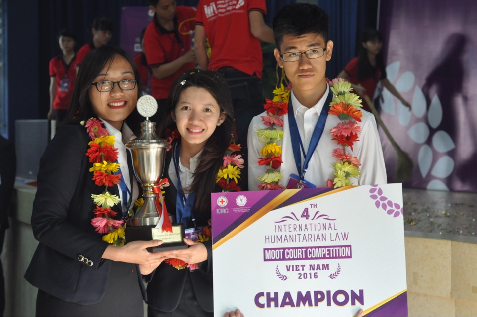 Đội 1 của trường Học viện Ngoại giao Việt Nam, bao gồm các thí sinh Nguyễn Thảo Linh, Trịnh Phương Cầm, Bùi Minh Dương nhận cúp chiến thắng