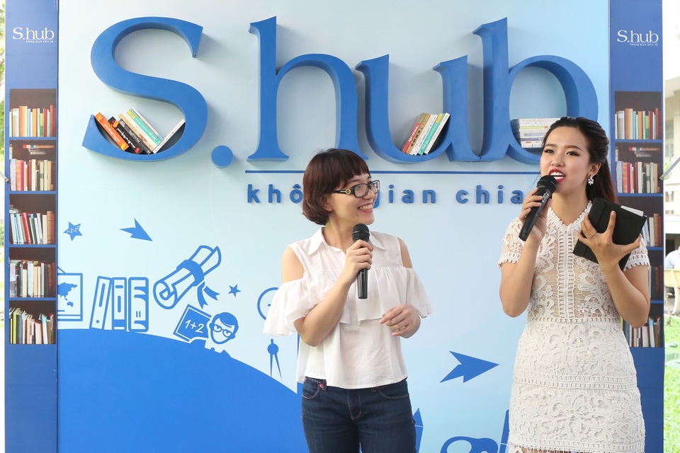 Khu vực “Đấu giá thông thái” được nhiều bạn hào hứng tham gia. Khác với những buổi đấu giá thông thường, đơn vị tiền tệ duy nhất ở phiên đấu giá sách độc đáo này hoàn toàn dựa trên sự hiểu biết của người tham gia