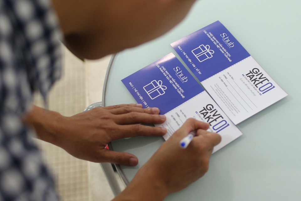 Với mỗi hành động chia sẻ nhân dịp sinh nhật S.hub, các bạn trẻ có cơ hội nhận quà tặng hấp dẫn như USB, sổ tay, tài khoản Premium đọc ebook trên Alezza, từ điển Oxford, bình nước, túi xách... đặc trưng của S.hub