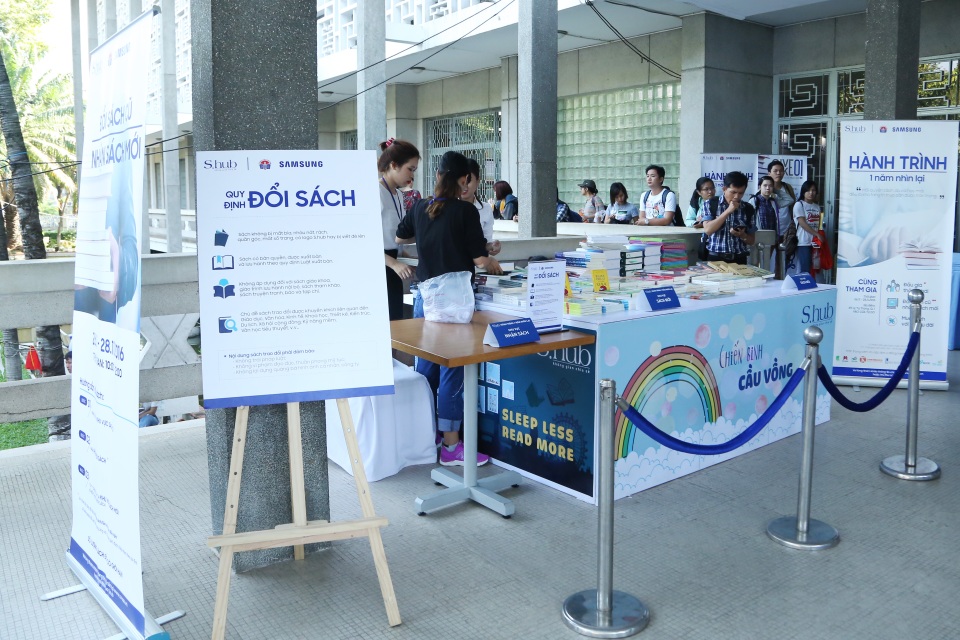 Với hơn 1.000 đầu sách thuộc nhiều thể loại khác nhau, hoạt động “Đổi sách cũ - Nhận sách mới” tạo cơ hội để bạn đọc “rinh” sách mới về nhà mà không phải bù thêm bất kỳ chi phí nào