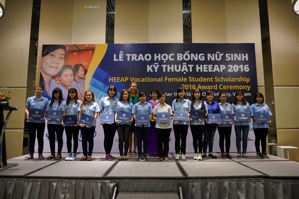
Lễ trao học bổng cho nữ sinh học ngành kỹ thuật.
