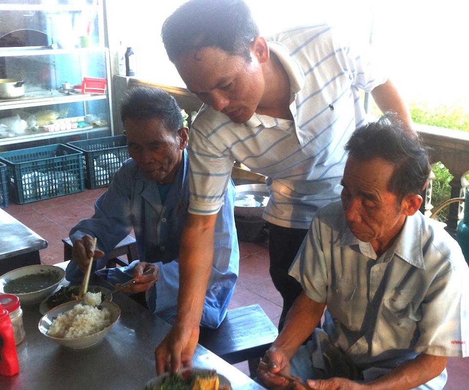Người mang những suất cơm cho bệnh nhân nghèo - 1 Anh Hùng mang cơm cho người bệnh đến quán.
