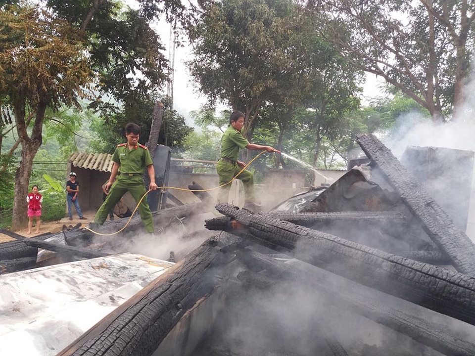 Lửa thiêu rụi ngôi nhà sàn trong trụ sở UBND xã - 1
Khi lực lượng cứu hỏa đến thì nhà sàn đã bị thiêu rụi.