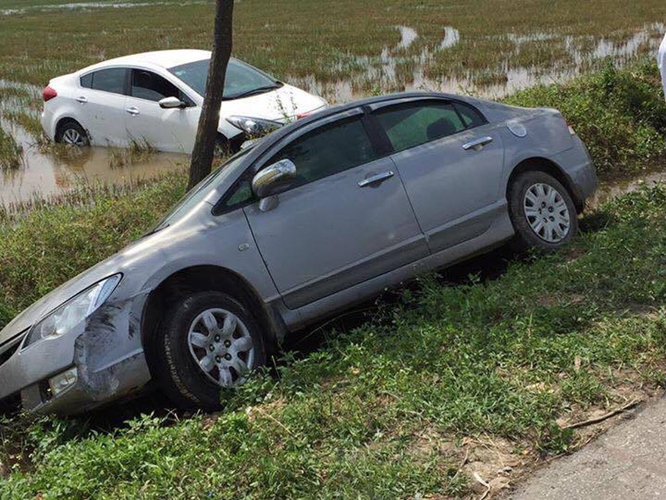 Hai ô tô cùng bay xuống ruộng như... phim hành động - 1
Sau khi xảy ra va chạm, hai chiếc xế hộp bay xuống ruộng.