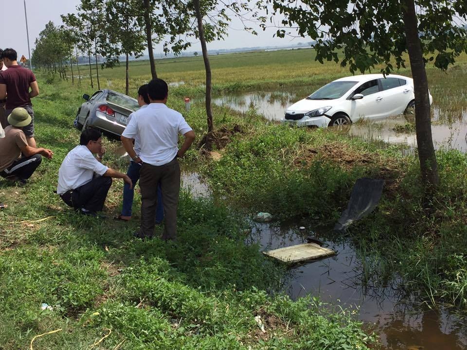 Hai ô tô cùng bay xuống ruộng như... phim hành động - 2 Nhiều người tham gia giao thông khi chứng kiến vụ tai nạn được một phen hoảng hồn.