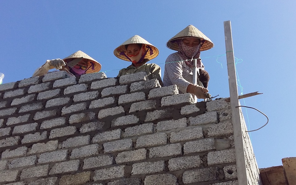Chuyện người làng Bút Lĩnh - 1
Hình ảnh người phụ nữ tham gia xây dựng nhà cửa đã không còn là hiếm hoi ở làng Bút Lĩnh (Nghệ An)