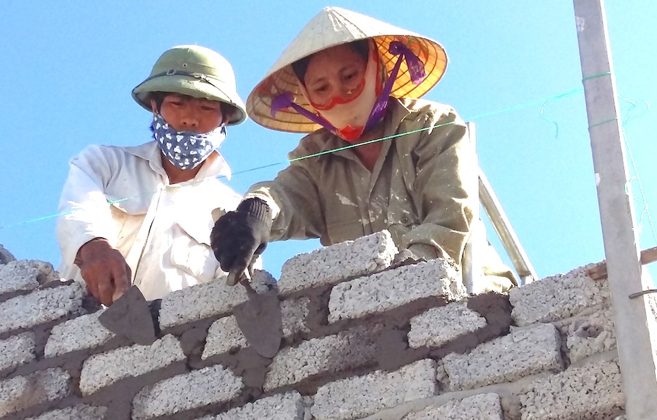 Chuyện người làng Bút Lĩnh - 2 Chị Hồ Thị Trầm đang thoăn thoắt đặt những viên sò lên xây.
