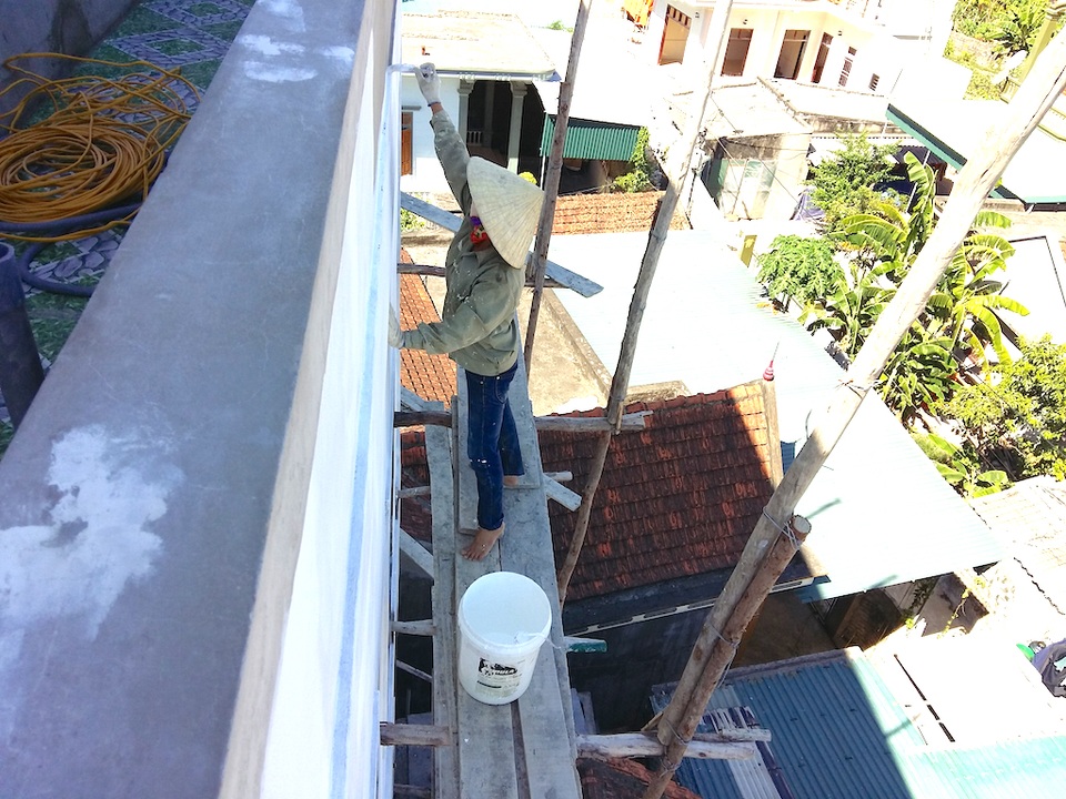 Chuyện người làng Bút Lĩnh - 3
Nhiều khi làm ở trên cao nhưng bảo hộ lao động không có, khá nguy hiểm, nhưng nhiều người vẫn bất chấp cố gắng hoàn thành công trình. Hình ảnh thiếu an toàn thế này hi vọng những người lao động tham gia công việc này cần có đầy đủ đồ bảo hộ để đảm bảo cho công trình cũng như bản thân.