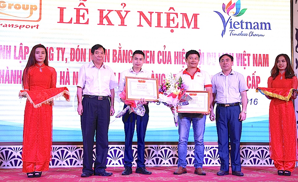 Du lịch PhucGroup - Kỷ niệm ngày thành lập, đón nhận Bằng khen các cấp - 3 Ông Nguyễn Mạnh Cường- PGĐ Sở VHTTDL Nghệ An; ông Hoàng Trung Châu- Chủ tịch Hiệp hội Du lịch Nghệ An thừa uỷ quyền Hiệp hội DL Việt Nam trao bằng khen, tặng hoa cho doanh nghiệp PhucGroup.