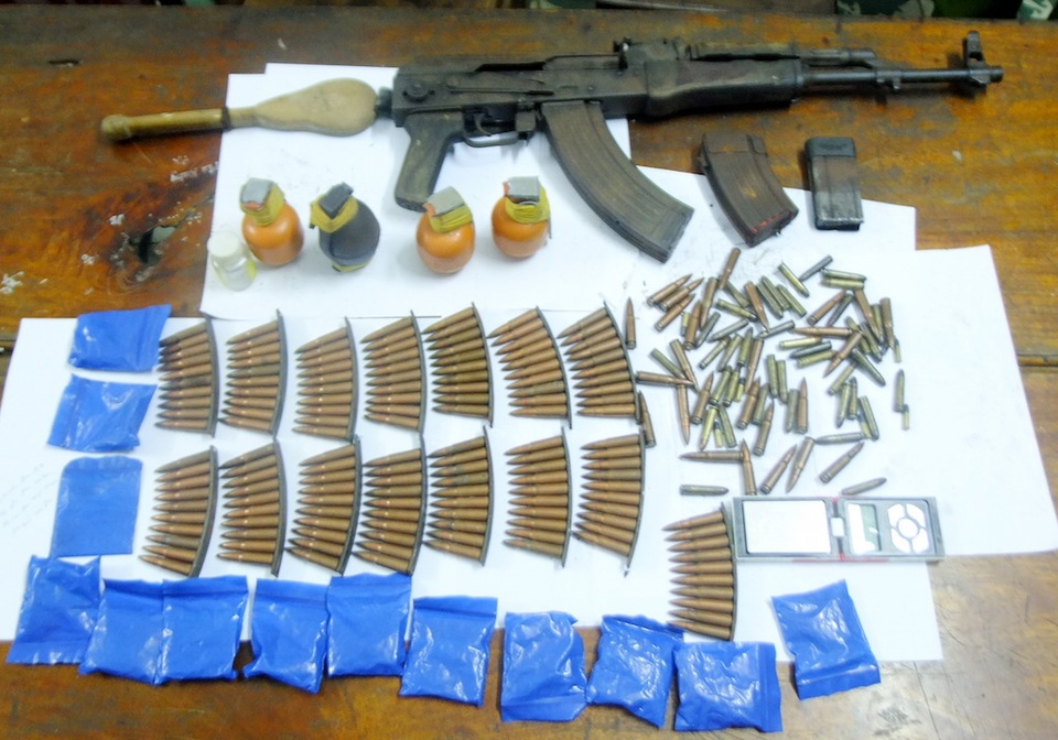 Tang vật gồm súng AK, đạn các loại cùng ma tuý.