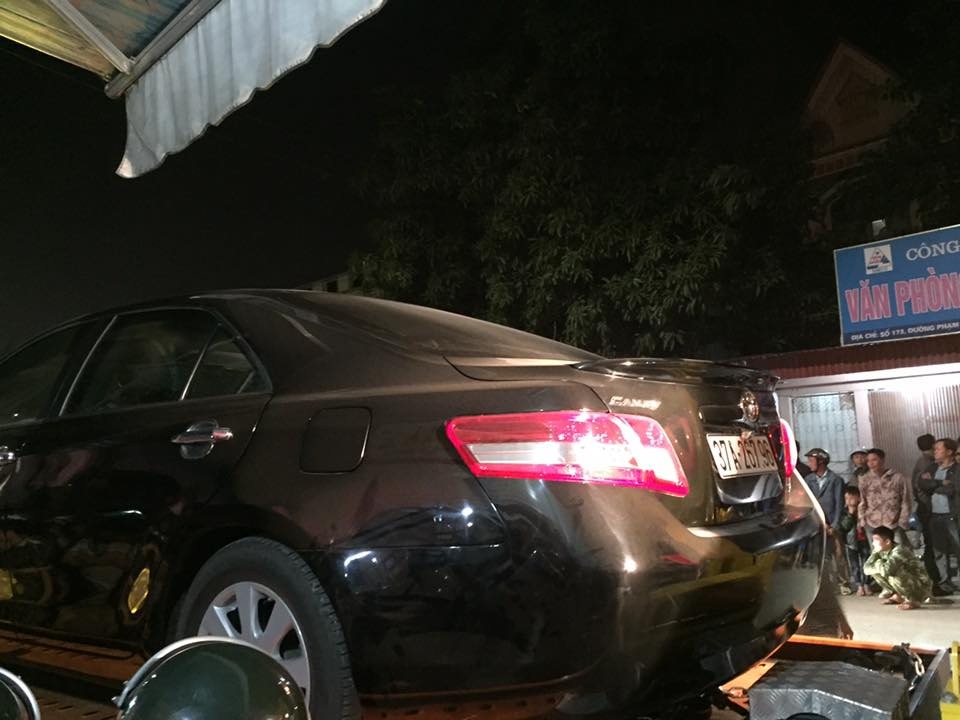 Công an bao vây nhà cầm đồ, bắt vụ đánh bạc "khủng" - 4 Chiếc xe được cẩu đưa về phục vụ điều tra.