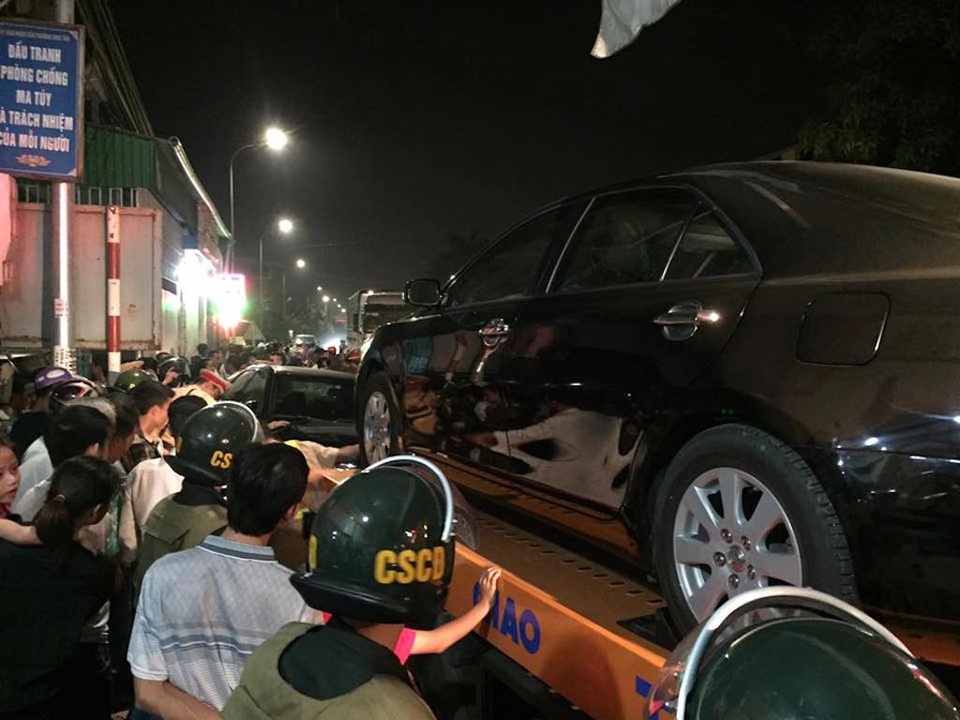 Công an bao vây nhà cầm đồ, bắt vụ đánh bạc "khủng" - 3 Công an bao vây nhà cầm đồ, bắt vụ đánh bạc "khủng" - 3