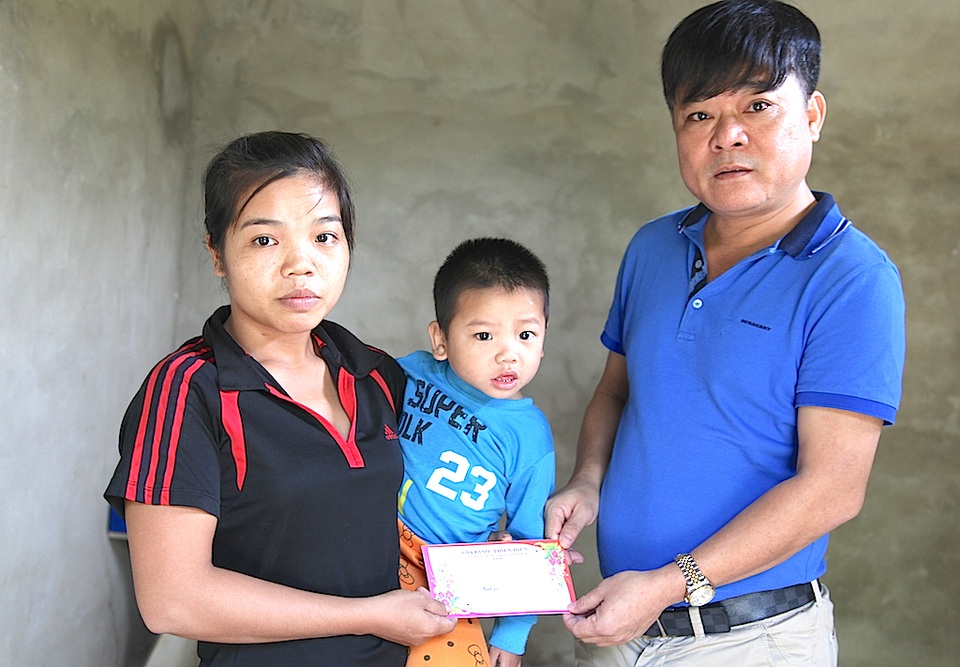 Hơn 52 triệu đồng đến với bé 3 tuổi mang nỗi đau phì đại chân tay - 2 Anh Lê Hoàng Thiên - người dân tại huyện Quỳ Hợp luôn đồng hành, thường xuyên giúp đỡ, chia sẻ những hoàn cảnh khó khăn khi Báo Dân trí phản ánh.