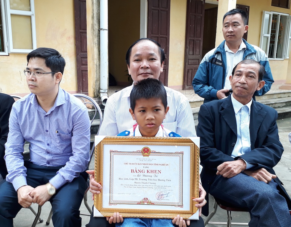 Học sinh lớp 5 cứu hai bạn khỏi đuối nước nhận Bằng khen Chủ tịch UBND tỉnh - 3 Em Lô Dương Tú học sinh lớp 5 dũng cảm cứu 2 em nhỏ được Chủ tịch UBND tỉnh Nghệ An tặng Bằng khen.