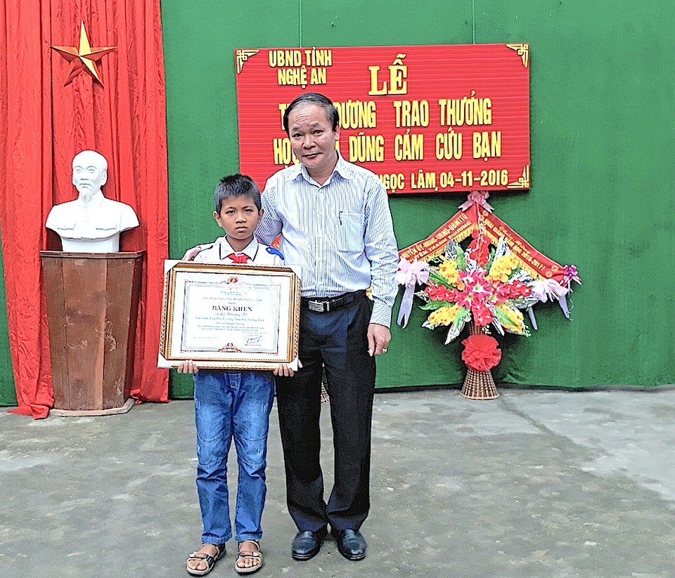 Học sinh lớp 5 cứu hai bạn khỏi đuối nước nhận Bằng khen Chủ tịch UBND tỉnh - 1 Ông Nguyễn Thanh Nhàn - PGĐ Sở Nội vụ - Trưởng ban thi đua khen thưởng tỉnh đã trao Bằng khen của Chủ tịch UBND tỉnh cho em Lô Dương Tú.