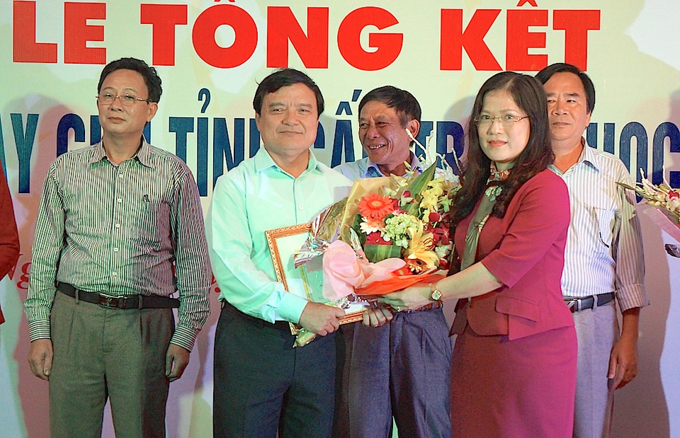 Bà Nguyễn Thị Kim Chi - GĐ Sở GD&ĐT trao Bằng khen cho 6 tập thể đạt thành tích xuất sắc nhất.