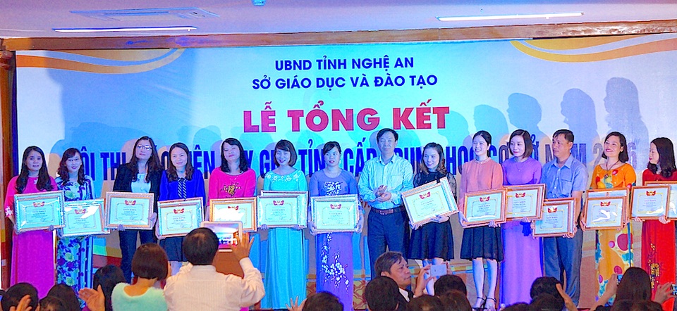 Lãnh đạo Sở GD&ĐT Nghệ An trao Bằng khen cho 14 cá nhân đạt giải Nhất tại cuộc thi.