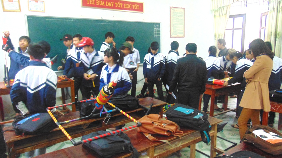 Học sinh làm tên lửa nước.