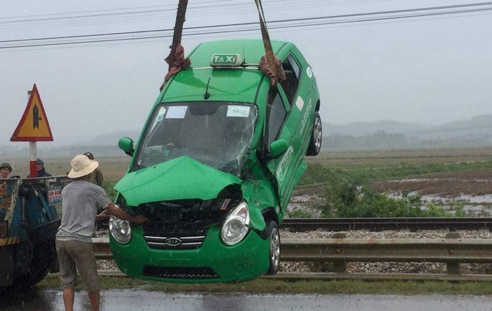 Tàu hoả đâm văng taxi, 3 người thoát chết may mắn - 2 Chiếc taxi bị đâm hư hỏng nặng.