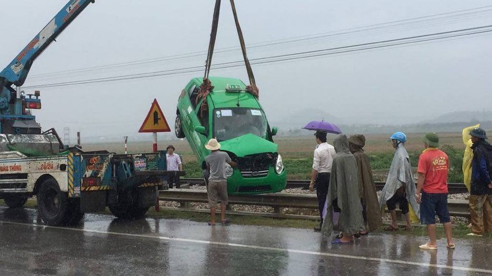Tàu hoả đâm văng taxi, 3 người thoát chết may mắn - 3 Hiện chiếc xe đã được cẩu đi khỏi hiện trường vụ tai nạn.