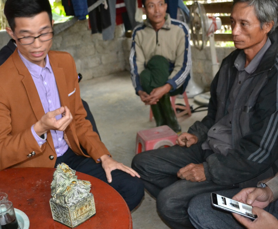 Một người dân tìm thấy ấn tín nghi của vua xưa - 3 Đại diện Phòng Văn hoá huyện Nghi Lộc về kiểm tra.
