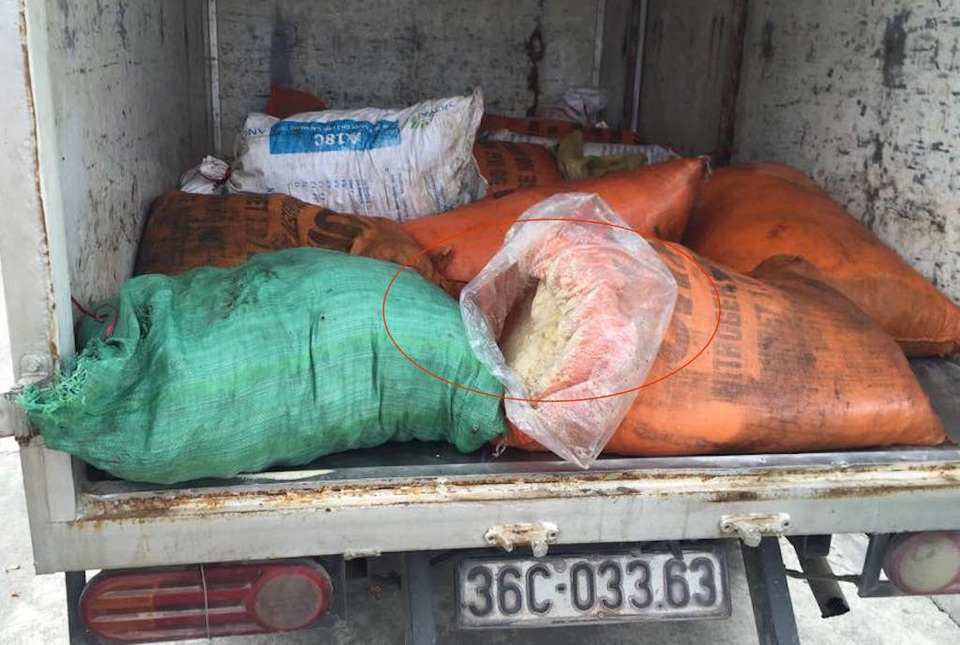 Bắt giữ hơn 400 kg mỡ trâu, bò, tóp mỡ đang chở đi tiêu thụ - 1 Hơn 462 kg mỡ trâu, bò cùng tốp mỡ đã qua sơ chế trên đường vận chuyển đã bị CSGT 1-48 bắt giữ.