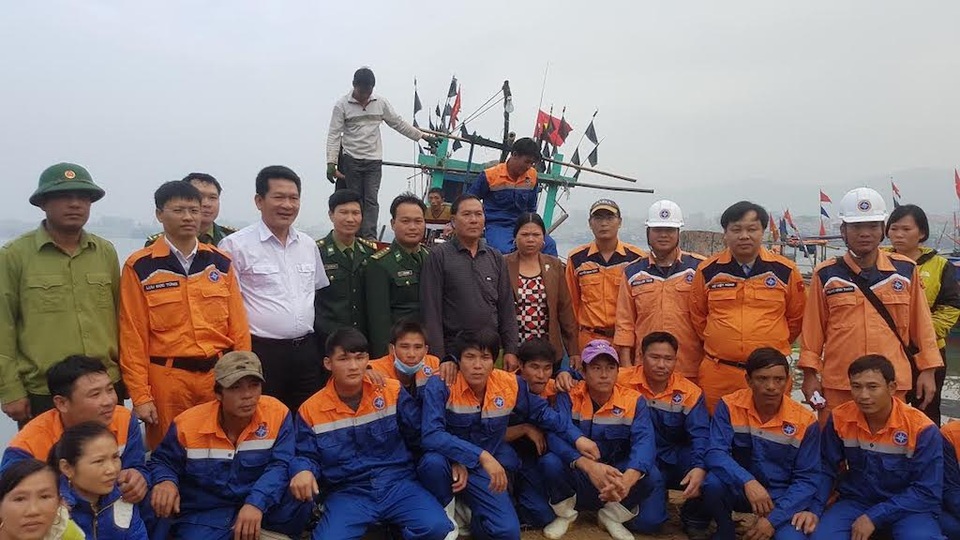 Giây phút vui mừng của đội cứu hộ và các ngư dân gặp nạn được trở về đất liền an toàn.