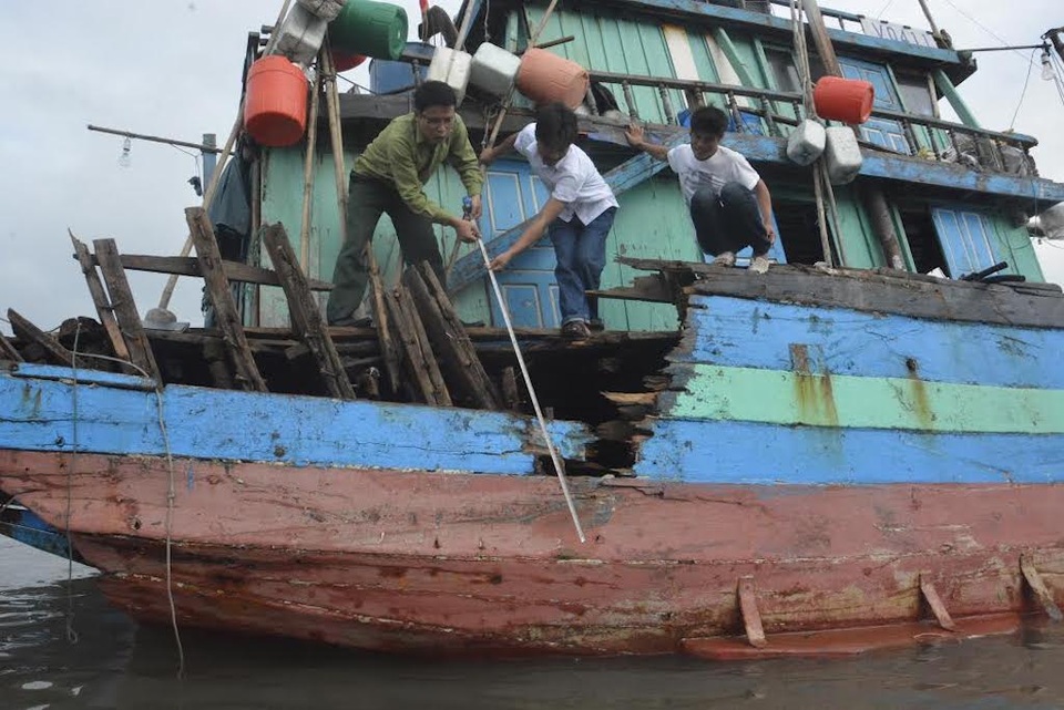 Con tàu vỡ nát phần đuôi.