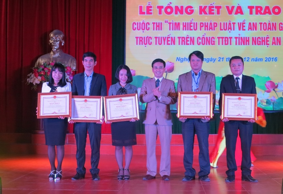 Ban tổ chức trao bằng khen cho các tập thể đã đạt thành tích xuất sắc trong cuộc thi.