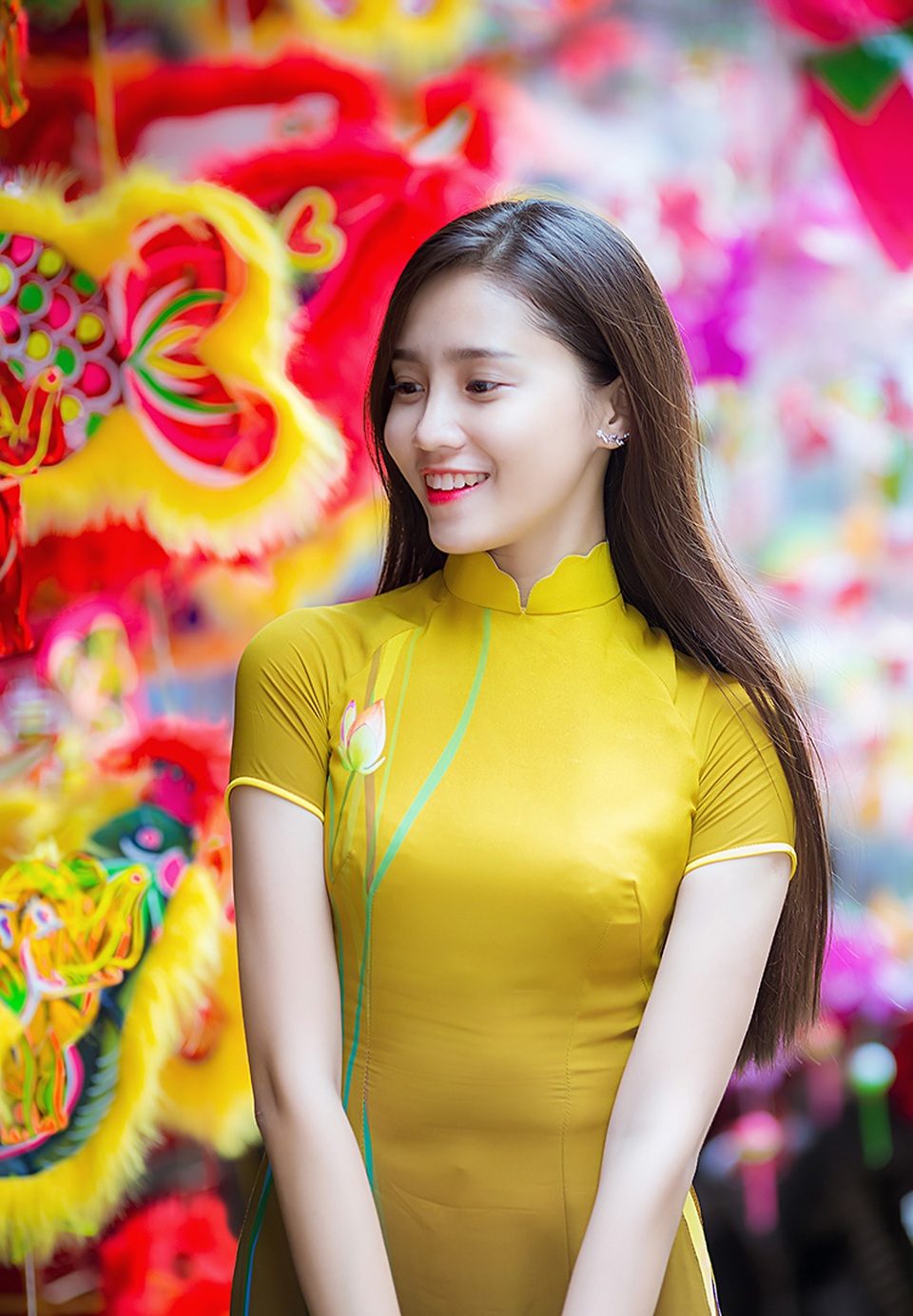 Nữ sinh tuổi 18 dạo phố lồng đèn nhớ Trung thu xưa - 9 Bảo Như sở hữu chiều cao 1,65m, nặng 43 kg. Cô khá tự tin trong vai trò một người mẫu ảnh.