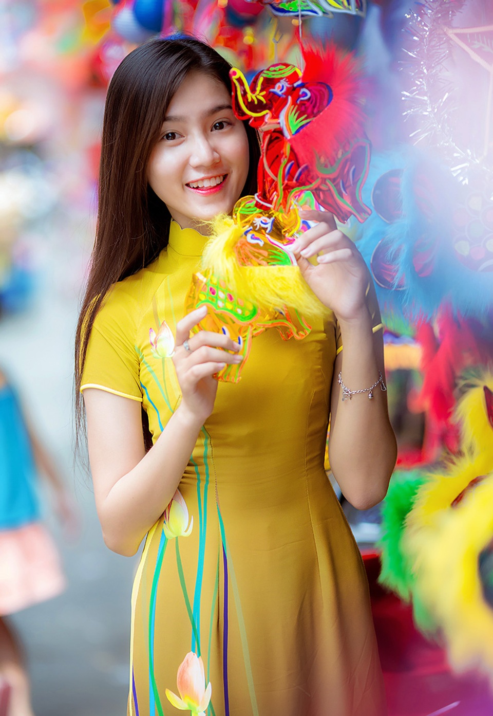 Nữ sinh tuổi 18 dạo phố lồng đèn nhớ Trung thu xưa - 4 Bảo Như kể rằng: Trung thu lúc còn bé với em là vui nhất. Ngày đó gia đình em khó khăn, ba đi làm vẫn mua cho em cái lồng đèn bằng pin mà chơi tận 5 năm. Cứ tới mùa Trung thu là lấy ra chơi, qua mùa thì cất giữ kĩ để năm sau chơi tiếp.