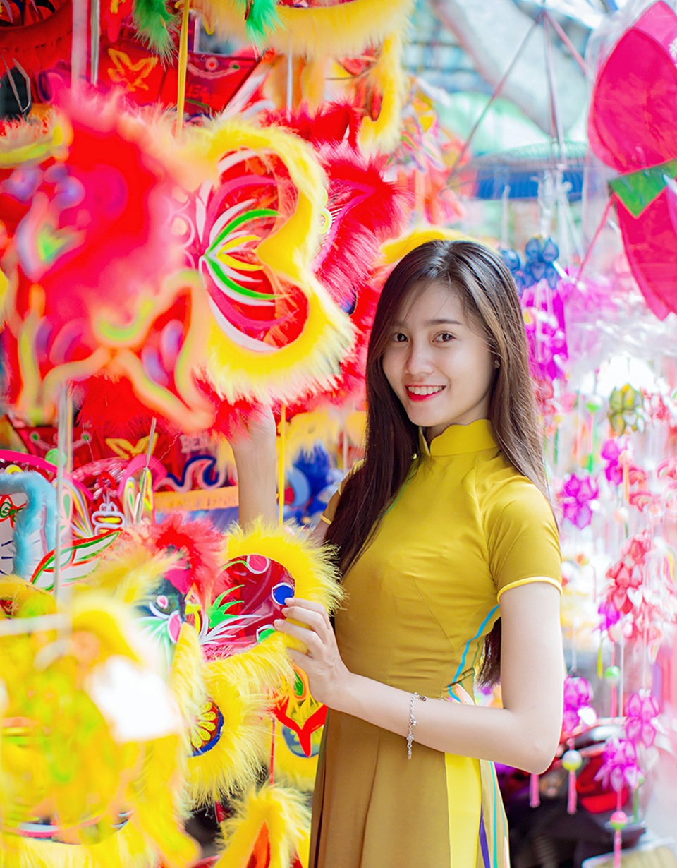Nữ sinh tuổi 18 dạo phố lồng đèn nhớ Trung thu xưa - 2 Như hiện đang là sinh viên trường Cao đẳng văn hóa nghệ thuật TP.HCM.