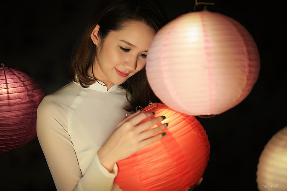 Hải Yến toát lên phong thái xinh đẹp dịu dàng như chị Hằng trong truyện cổ tích.