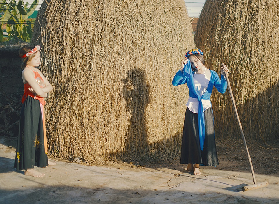 Cặp chị em ruột cosplay "Tấm Cám chuyện chưa kể" - 2 Cả cô chị Huyền Linh và cô em Khánh Huyền đều có ngoại hình xinh xắn nên rất phù hợp với vai trò người mẫu. Gần đây, hai chị em đã quyết định cùng thực hiện bộ ảnh “Tấm Cám chuyện chưa kể”, mô phỏng theo nhân vật trong bộ phim cùng tên của đạo diễn Ngô Thanh Vân.