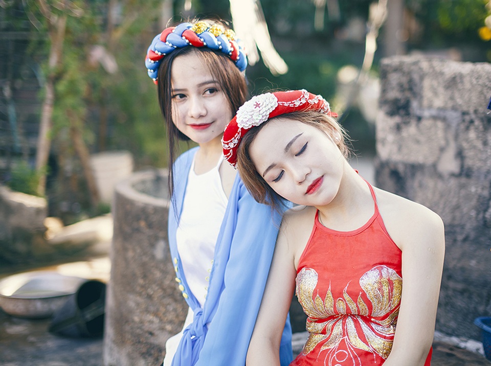 Cặp chị em ruột cosplay "Tấm Cám chuyện chưa kể" - 1 Trần Huyền Linh và Trần Khánh Huyền là hai chị em gái. Từ bé, tình cảm của hai chị em đã rất khăng khít và có nhiều sở thích giống nhau, đặc biệt là sở thích chụp ảnh.