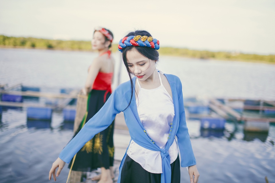 Cặp chị em ruột cosplay "Tấm Cám chuyện chưa kể" - 4 Trần Huyền Linh hiện đang là học viên năm cuối lớp B2C3, chuyên ngành Trinh sát hình sự, trường Cao đẳng Cảnh sát Nhân dân I. Trong 2 năm học ở trường Cao đẳng Cảnh sát Nhân dân I, nữ sinh xinh đẹp này đều đạt SV giỏi. Năm thứ nhất, cô đạt điểm trung bình 8,5 và năm thứ hai đạt 8,2.