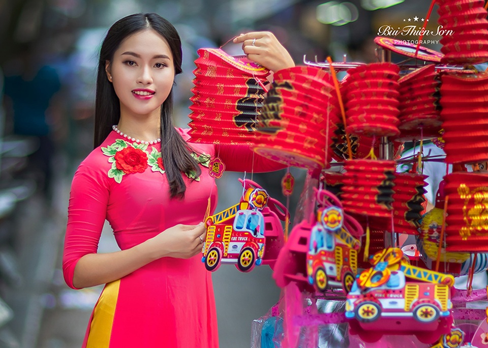 Nữ Bí thư chi đoàn xinh đẹp, nổi bật trên phố Trung thu - 7 Vẻ xinh đẹp của Thảo đã thu hút rất nhiều ánh mắt của người dân và du khách.