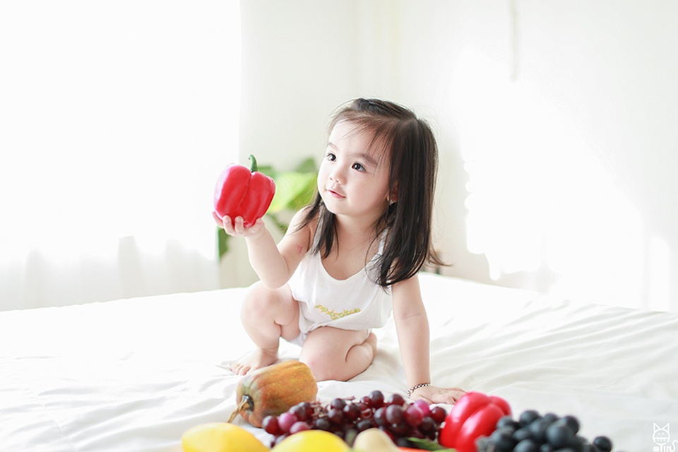 Cặp chị em cách nhau... 20 tuổi thu hút dân mạng - 4 Với ngoại hình xinh xắn, đáng yêu, bé Chi trở thành người mẫu chụp ảnh yêu thích của chị gái.